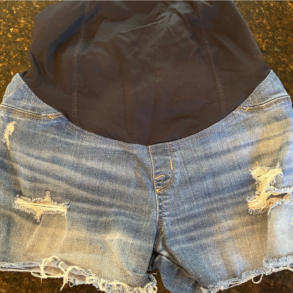 Isabel maternity shorts